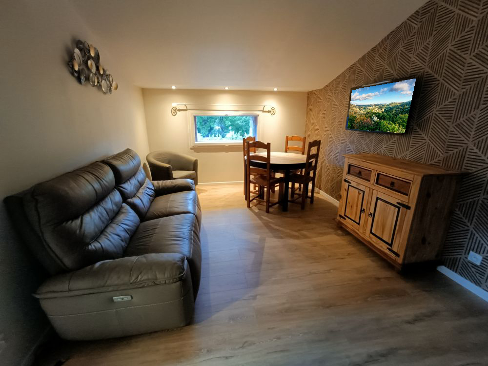 Séjour dans l'appartement le Romane chez les gîtes de chrysmo à Vallon Pont d'Arc avec salon, salle à manger, canapé et télévision connectée pour un séjour tout confort en Ardèche