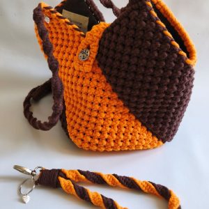 Sac en macramé orange et marron fait main par les créas de Chrys, avec anse tressée assorti et porte clé